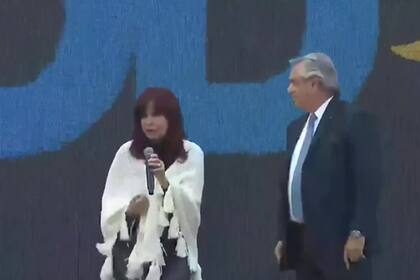 Cristina Kirchner interrumpió a Alberto Fernández en un acto