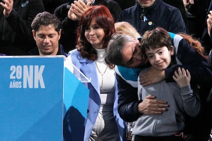 Cristina Kirchner junto a Axel Kicillof, Máximo Kirchner y su nieto, en un acto por el 25 de mayo