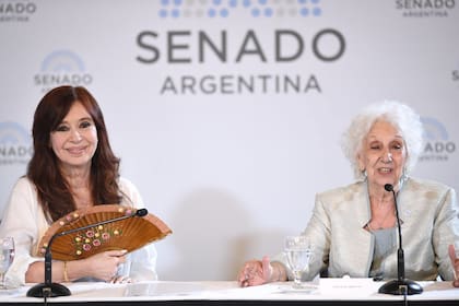 Cristina Kirchner junto a Estela de Carlotto, durante la entrega de la mención de honor Juana Azurduy