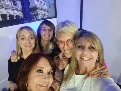 Cristina Kirchner, junto a las mujeres del bloque del Frente de Todos en el Senado
