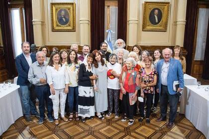 Cristina Kirchner junto a los referentes de organismos de derechos humanos que la visitaron en el Senado