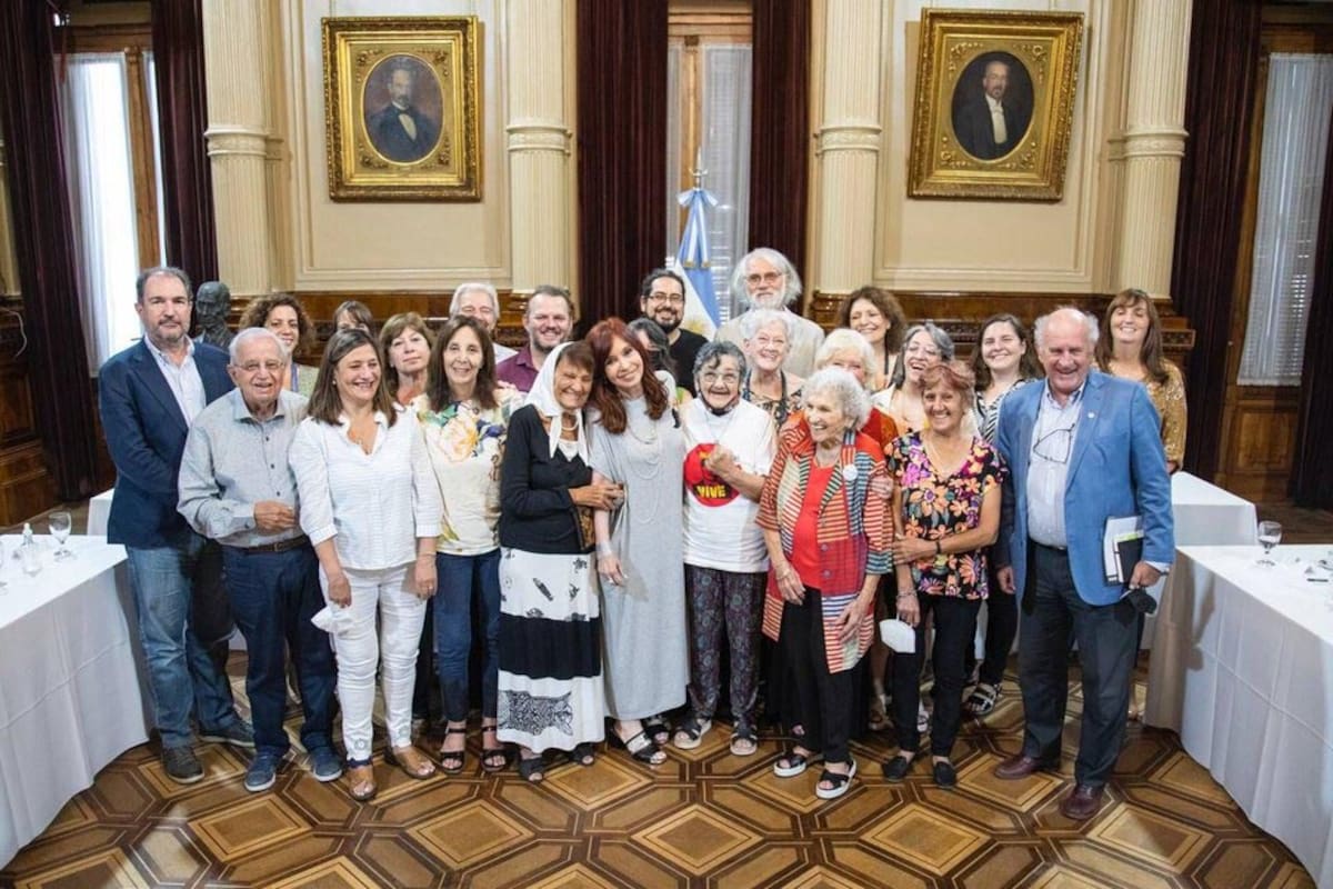 Cristina Kirchner junto a los referentes de organismos de derechos humanos que la visitaron en el Senado