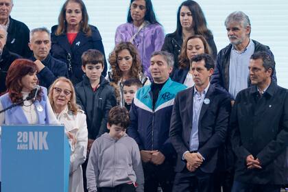 Cristina Kirchner, junto a su cuñada y su hijo, en el acto del 25 de mayo