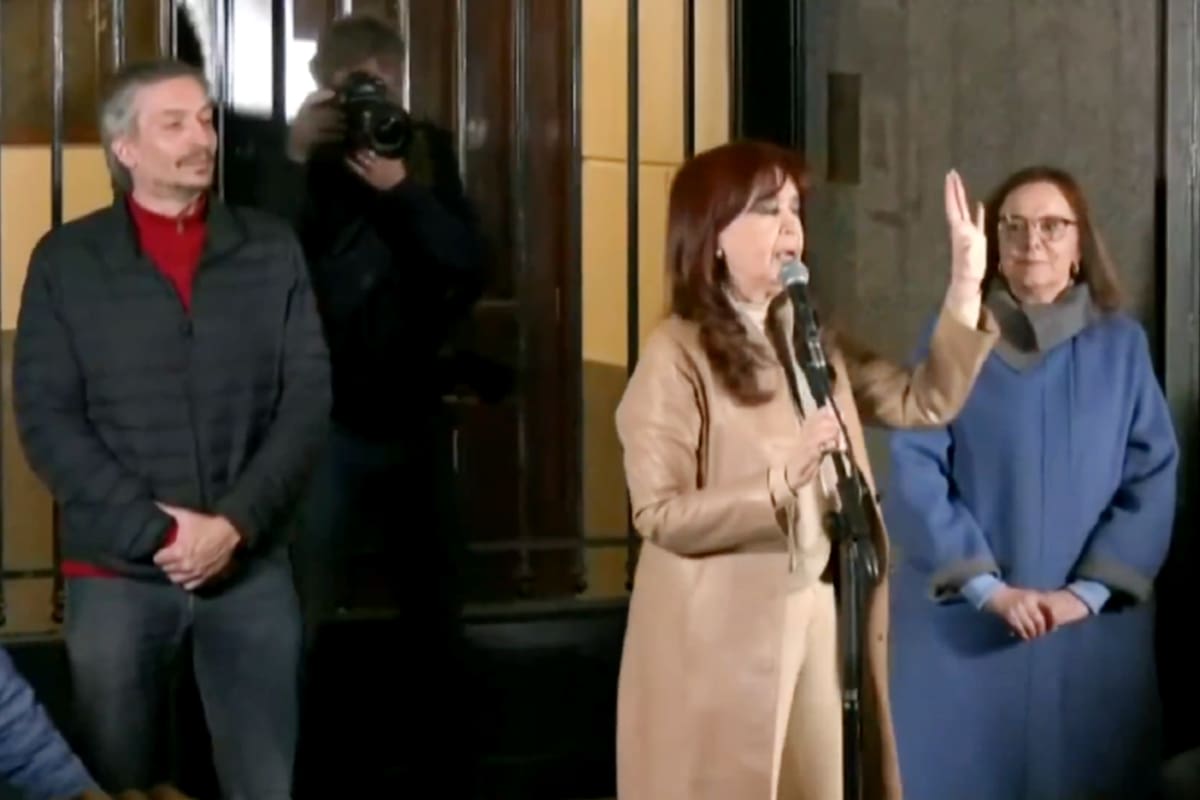 Cristina Kirchner junto a su hijo Máximo y su cuñada Alicia