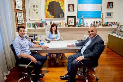 Cristina Kirchner junto a Wado de Pedro y Juan Manzur, quien se sumó a la lista de la expresidenta luego de haber apoyado a Quintela