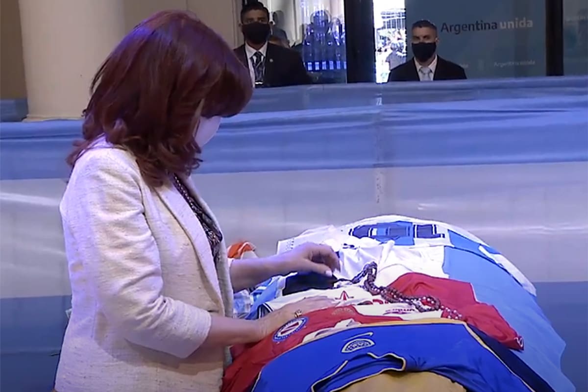 Cristina Kirchner junto al féretro de Diego Maradona