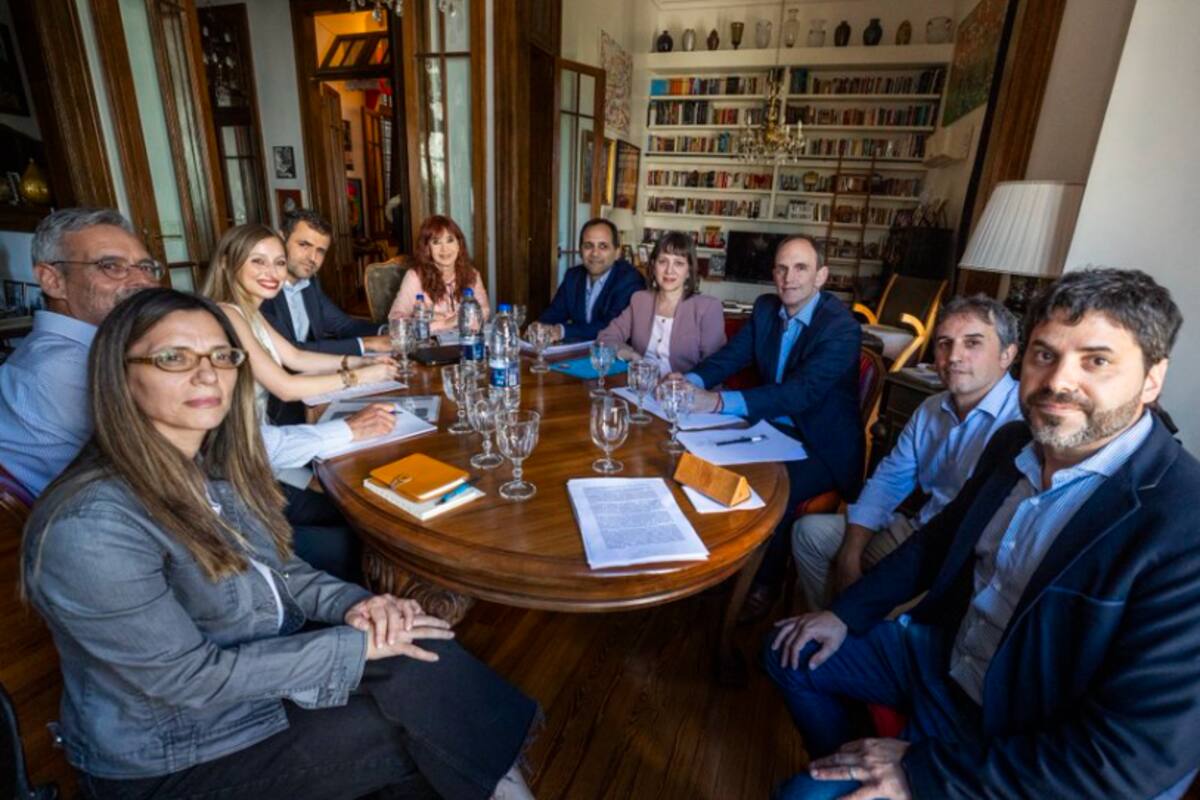 Cristina Kirchner junto al grupo de economistas