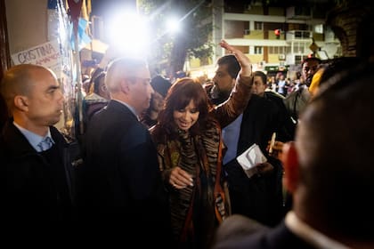 Cristina Kirchner, justo antes de entrar en su departamento, minutos después del atentado en su contra