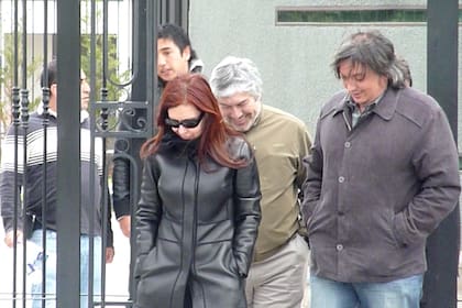 Cristina Kirchner, Lázaro Báez y Máximo Kirchner salen del mausoleo de Néstor Kirchner en Río Gallegos. Foto: Pancho Muñoz - OPI Santa Cruz