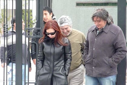 Cristina Kirchner, Lázaro Báez y Máximo Kirchner salen del mausoleo de Néstor Kirchner que el empresario condenado construyó para el expresidenta