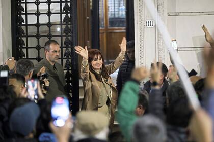 Cristina Kirchner llega a su casa del barrio de Constitución luego del fallo por la causa Vialidad que implica su detención