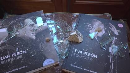 Cristina Kirchner mostró cómo quedó su despacho; usuarios de redes sociales marcaron la curiosidad de que una piedra que entró desde la calle quedara posada justo encima de un libro de Eva Perón