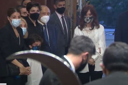 Cristina Kirchner recibió al cortejo que trasladó los restos de Carlos Menen hacia el Senado y comenzó el velatorio