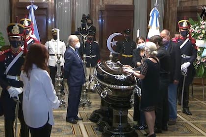 El expresidente fue velado en el Salón Azul del Congreso. Fue despedido por familiares, dirigentes políticos y gremialistas. Sus restos descansan, junto a los de su hijo, en el cementerio islámico de San Justo.