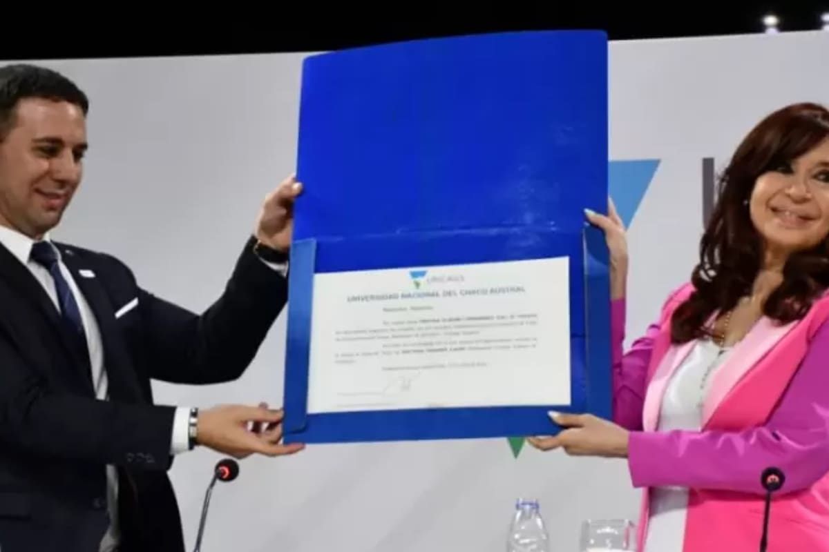 Cristina Kirchner recibió un doctorado honoris causa de la universidad que conduce Germán Oestmann cuando este ya estaba siendo investigado