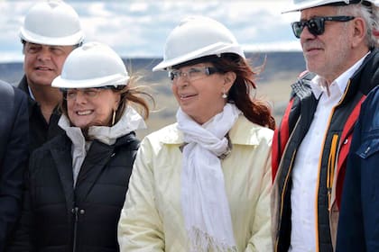 Cristina Kirchner cuando recorrió las obras de una de las represas junto a la gobernadora de Santa Cruz, Alicia Kirchner
