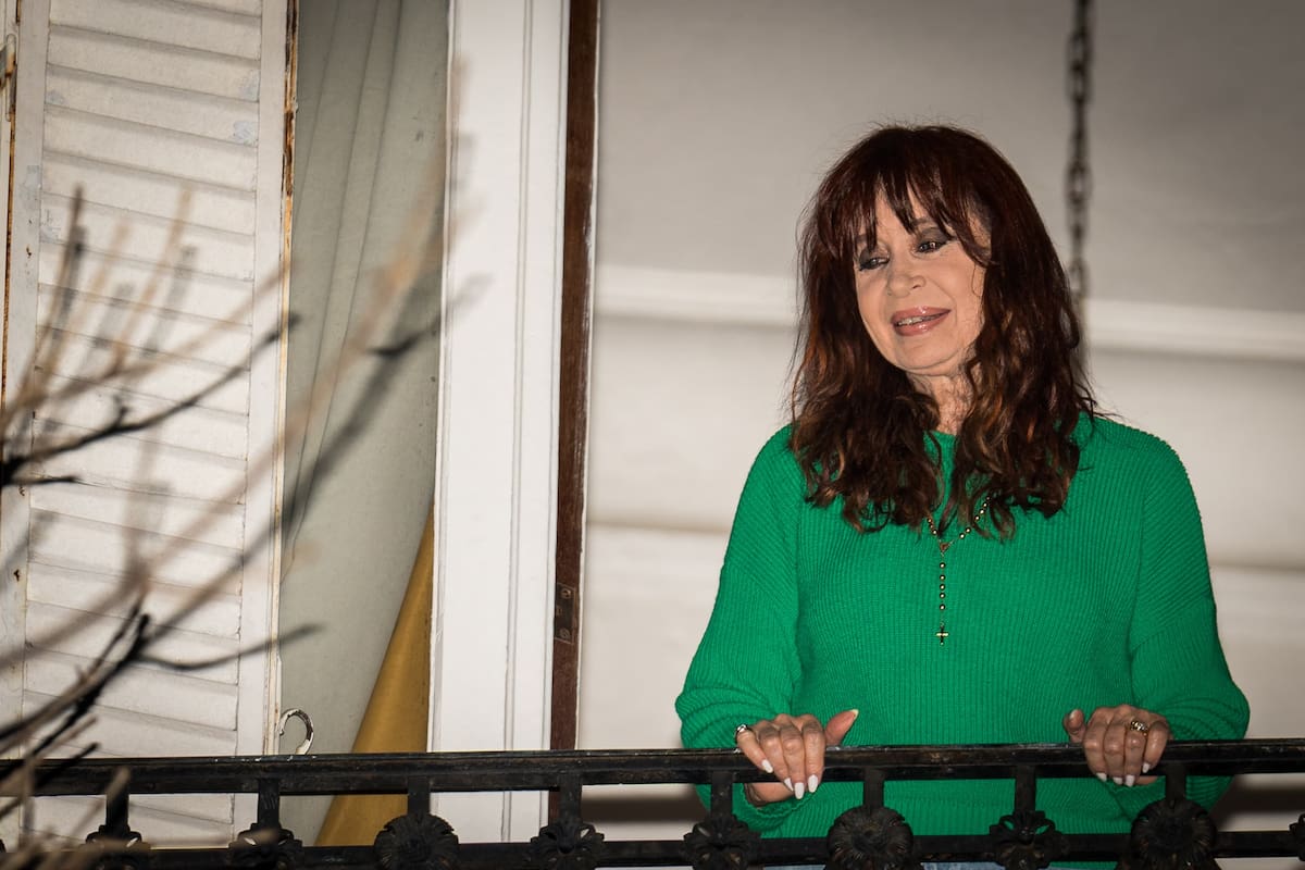 Cristina Kirchner sale al balcón en su casa, en el barrio de Constitución