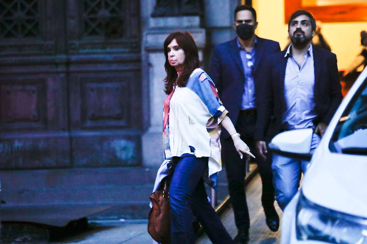 Cristina Kirchner sale del Senado de la Nación