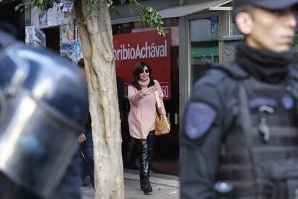 Cristina Kirchner salió de su casa y saludo a la militancia