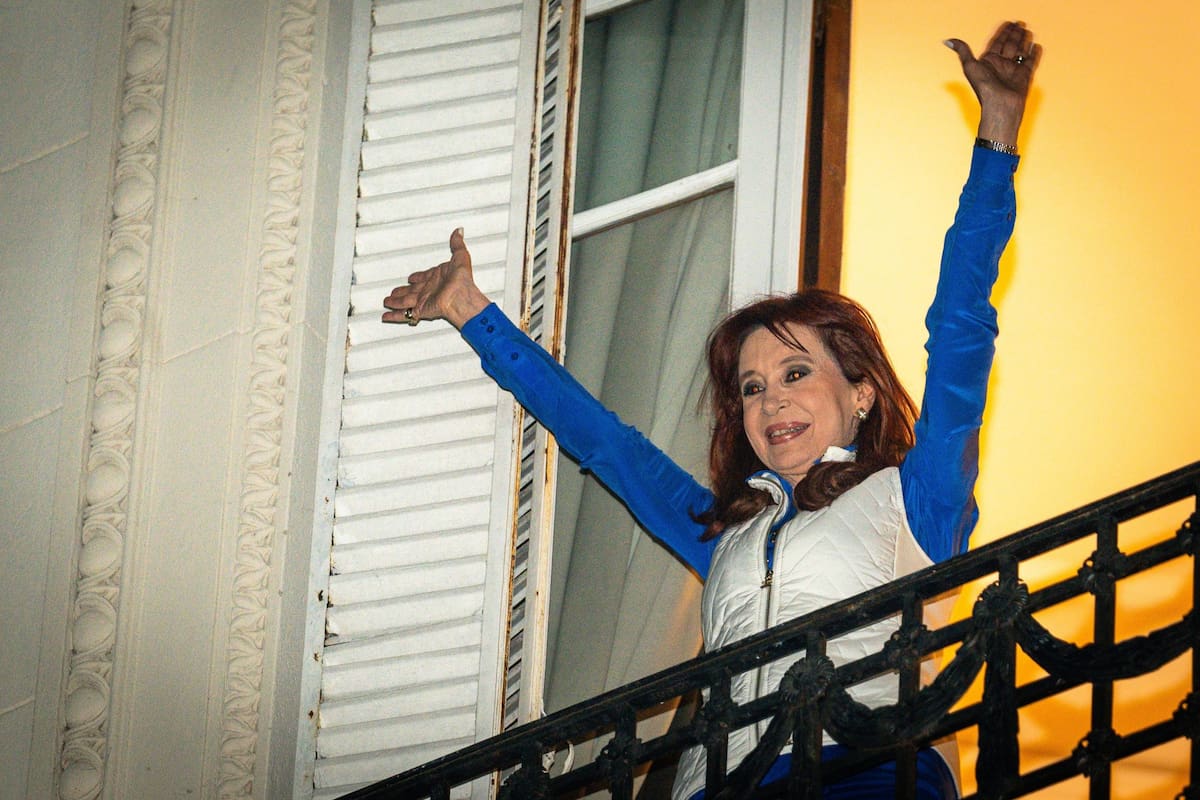 Cristina Kirchner saluda a la militancia desde el balcón de su casa en San José 1111, en la noche de la debacle electoral de Fuerza Patria
