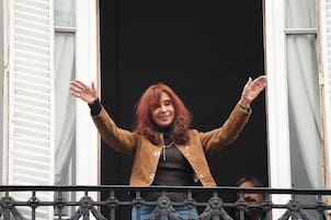 Multitudinaria movilización en San José 1111 por el Día de la Lealtad: Cristina Kirchner saludó a los militantes