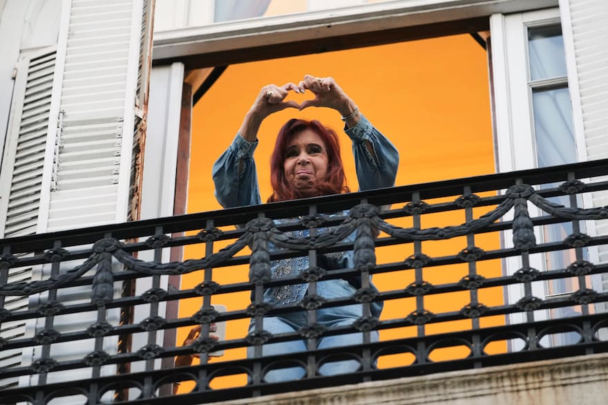 cristina-kirchner-saluda-a-sus-militantes-desde-PWYLIFI2ONC4RDEFHFDNTYCLUQ