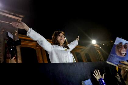Cristina Kirchner saluda al público al finalizar la presentación
