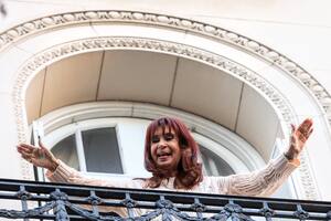 Cristina Kirchner saluda desde el balcón de su casa