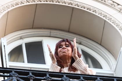 Cristina Kirchner saluda desde el balcón de su casa