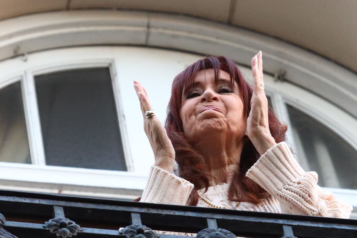 Cristina Kirchner saluda desde el balcón de su casa