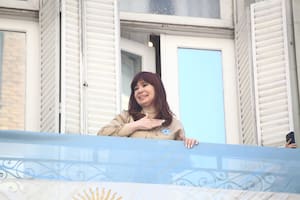 Cristina Kirchner saluda desde el balcón del Instituto Patria