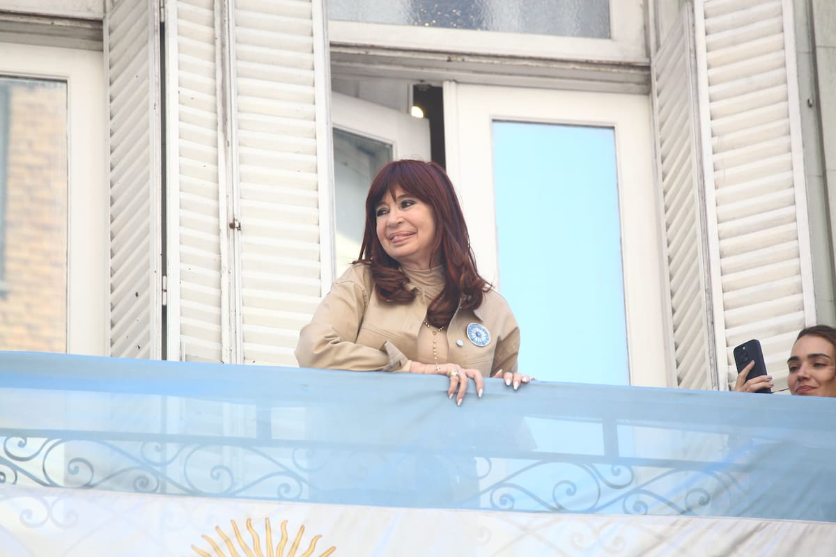 Cristina Kirchner saluda desde el balcón del Instituto Patria, tras la confirmación de su condena por corrupción