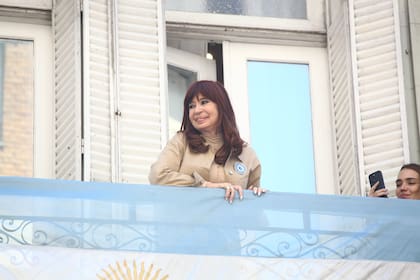 Cristina Kirchner saluda desde el balcón del Instituto Patria, tras la confirmación de su condena por corrupción