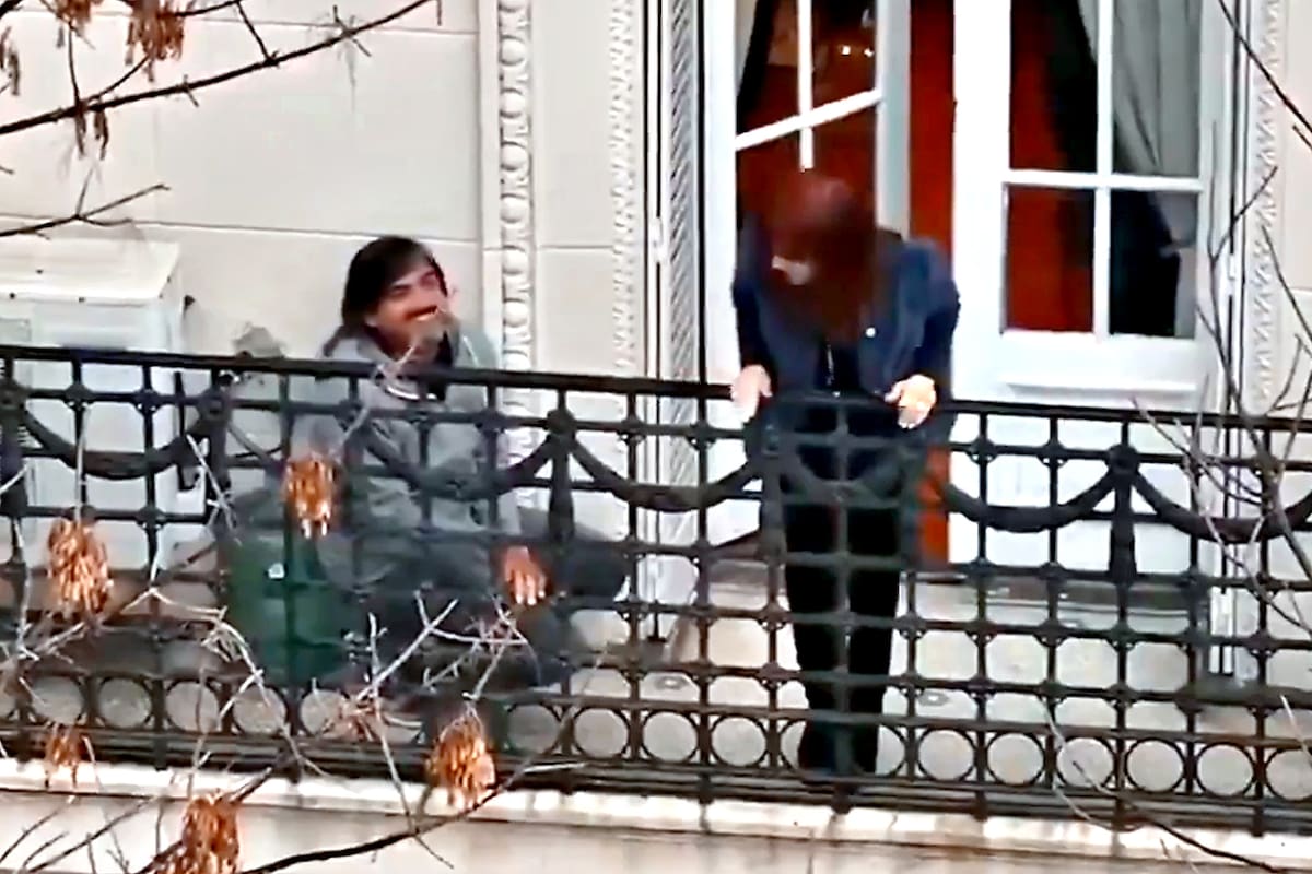 Cristina Kirchner saluda desde el balcón, junto a Bermúdez
