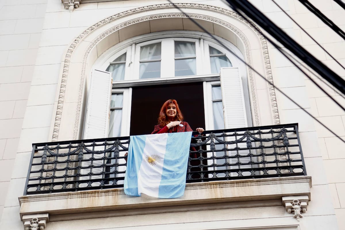 Cristina Kirchner saludó desde el balcón