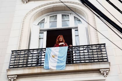 Cristina Kirchner en el balcón del departamento de San José 1111, que no está en la lista de los bienes a decomisar