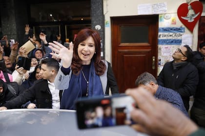 Cristina Kirchner se retira de su casa en la calle Juncal y Uruguay