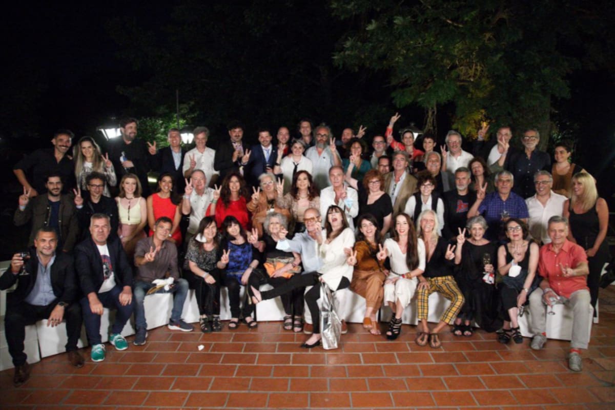 Cristina Kirchner se reunió con artistas y periodistas simpatizantes.