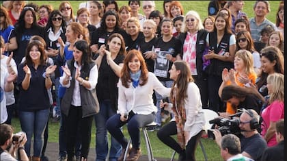 Cristina Kirchner sigue de campaña y esta tarde se mostró en un acto junto a mujeres sindicalistas en el partido bonaerense de Exaltación de la Cruz donde habló de lo que pasó anoche en la Plaza de Mayo que terminó con 30 personas detenidas