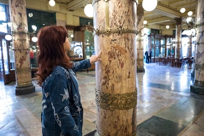 Cristina Kirchner visitando el edificio de la Confitería Del Molino