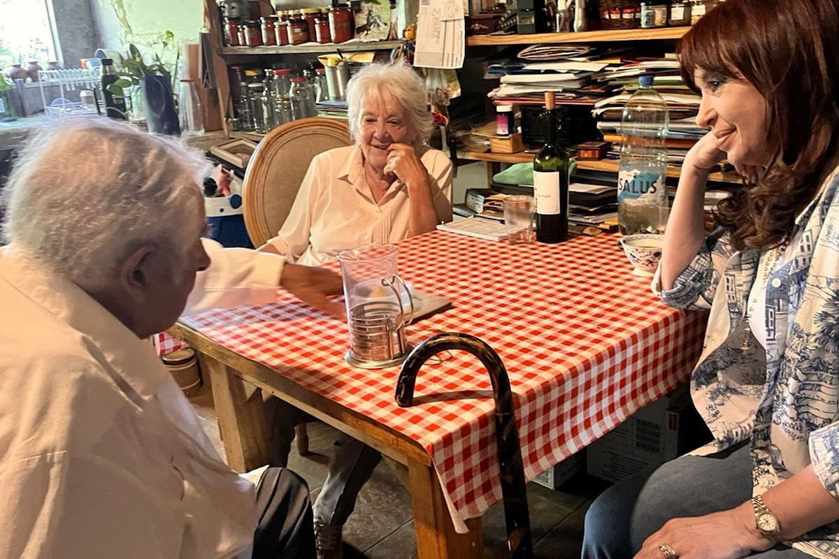 Cristina Kirchner visitó a "Pepe" Mujica y Lucía Topolansky en su casa de Uruguay