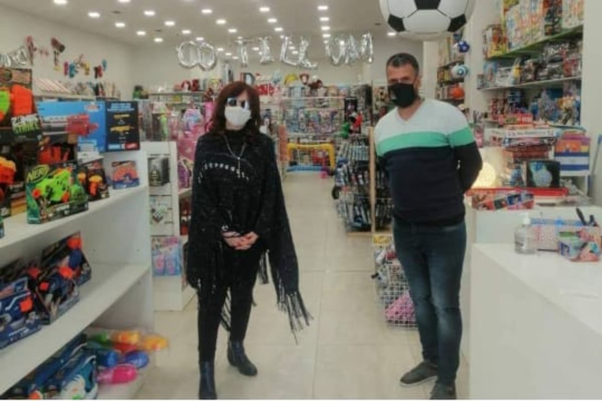 Cristina Kirchner visitó el nuevo local de la juguetería Sorpresa, el fin de semana pasado en El Calafate