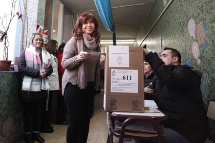 Cristina Kirchner votó y prefirió hacer la fila