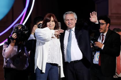 Cristina Kirchner y Alberto Fernández al cierre del acto por el Día de la Democracia en la Plaza de Mayo