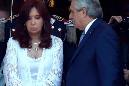 Cristina Kirchner y Alberto Fernández, en la puerta del Congreso, después de la Asamblea Legislativa del 1 de marzo