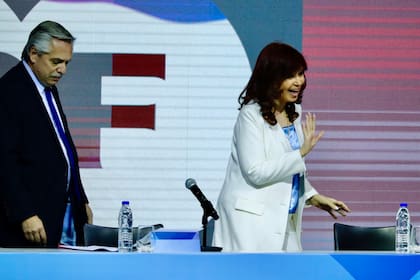 Cristina Kirchner y Alberto Fernández, hace tres semanas, por los 100 años de YPF; fue la última aparición pública de la vicepresidenta