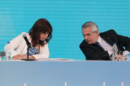 Cristina Kirchner y Alberto Fernández, hace un mes, en el acto por los 100 años de YPF; aquella vez se reencontraron después de tres meses sin diálogo