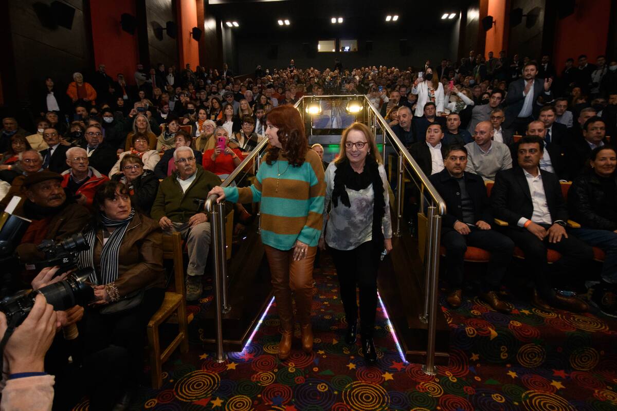 Cristina Kirchner y Alicia Kirchner, al ingresar a la sala de cine inaugurada en El Calafate
