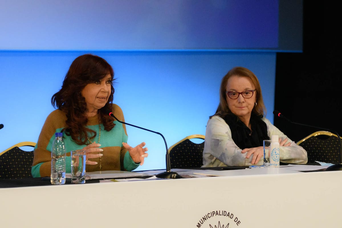 Cristina Kirchner y Alicia Kirchner durante los discursos de inauguración del cine.