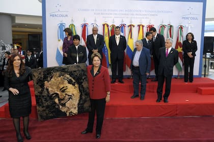 Cristina Kirchner y Dilma Rousseff posan junto a un cuadro con la cara del ex presidente de Brasil Lula Da Silva, luego de la foto familiar con los demás presidentes que participaron de la reunión del Mercosur